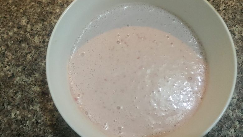 奶香草莓松饼,面糊浓度以成柱状流淌为佳(可以过筛让面饼更细腻)