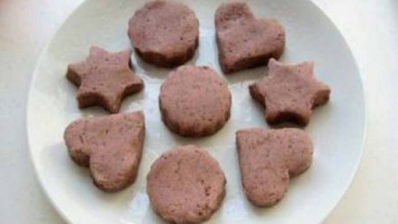 豆沙糕,用模具印出自己喜欢的图形,并在碟面上一片油