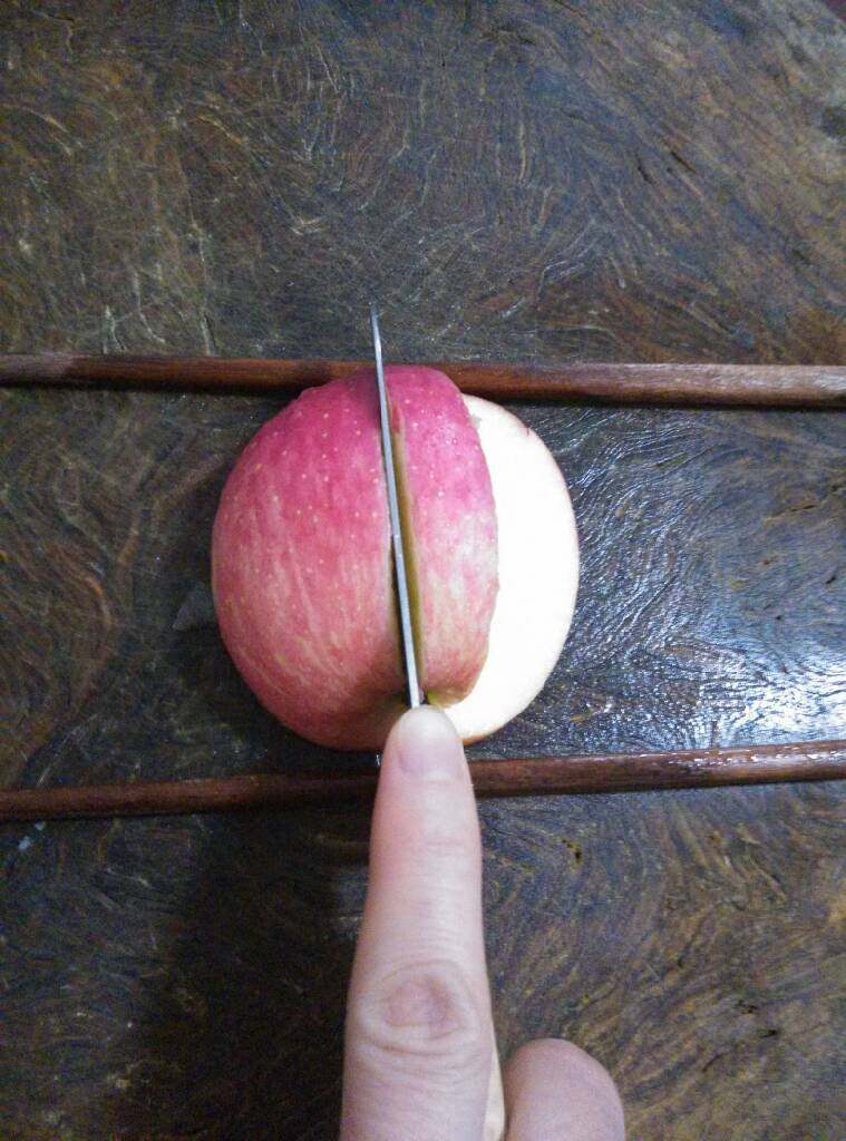 创意苹果,火龙果,按照上面方法切出另一边翅膀(火龙果一样)