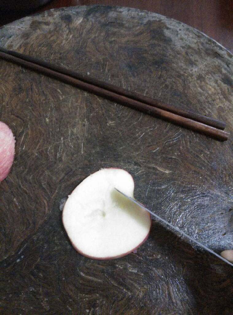 创意苹果,火龙果,在根部切一刀,斜一刀,平一刀做出头部(火果龙一样)