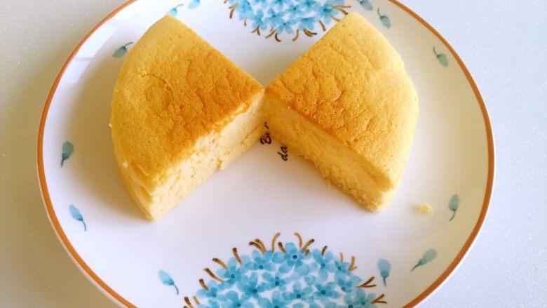 轻乳酪蛋糕,晾凉后蛋糕脱模,放冰箱冷藏一夜口感更佳。