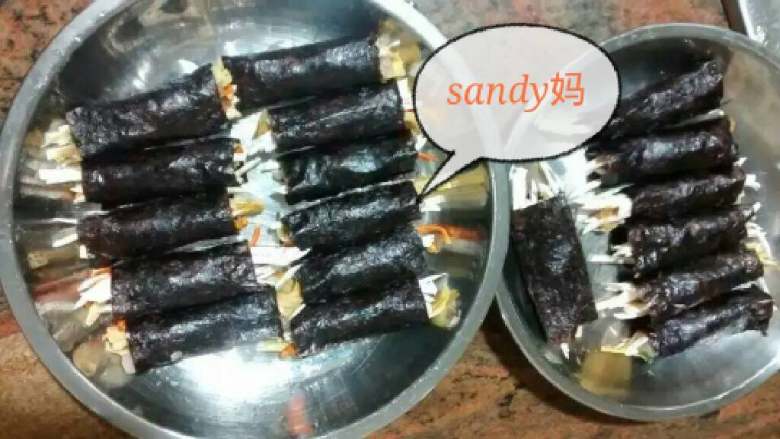 紫菜卷,鱼肉鲛加上葱粒搅拌调好味道，紫莱平放，放入各种丝类，大概每种约3条左右，再放鱼肉鲛置中央，粘住丝条，用<a style='color:red;display:inline-block;' href='/shicai/ 273'>紫菜</a>卷住