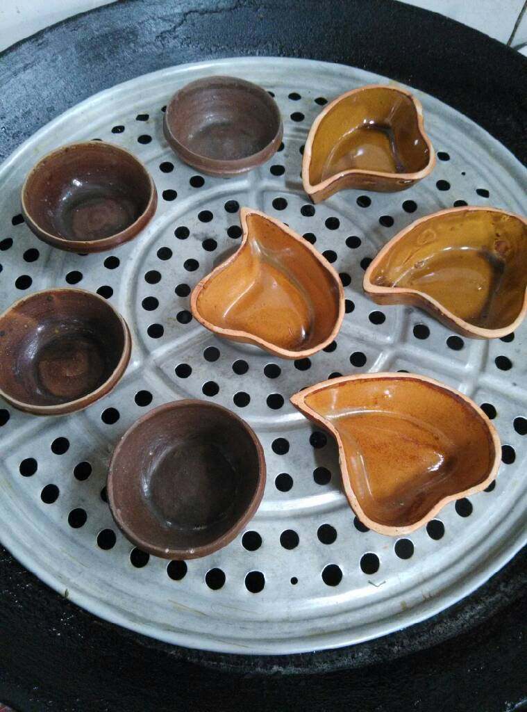 地方菜 潮汕朴籽粿,在锅中倒入冷水摆上模具(模具有圆形、桃形、花形,如没有模具可用小碗代替)把刚调好的粉浆倒入模具八分满就可以