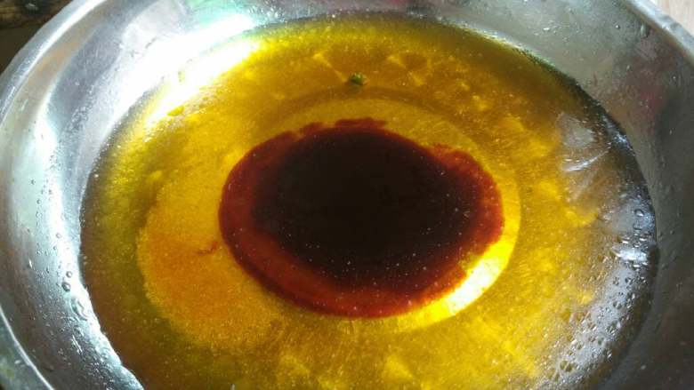 地方菜 客家酿三宝,取一碗加入半碗水~放入一勺生抽两勺耗油搅拌均匀~倒入锅里煮开