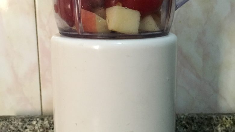 混合果蔬汁,3.草莓,苹果块,圣女果加入九阳料理机中,加入少量水(根据个人口味选择水的多少,个人喜欢喝浓稠的所以加入很少的水可以带动水果转起来即可。)