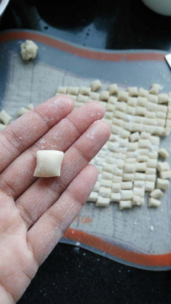 地方菜≈山西酒窝面≈,搓好后切成一个一个的小面丁,一定要很小