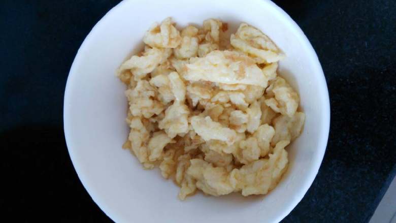 地方菜≈山西酒窝面≈,锅内倒入适量的油,放入鸡蛋炒熟,盛出备用