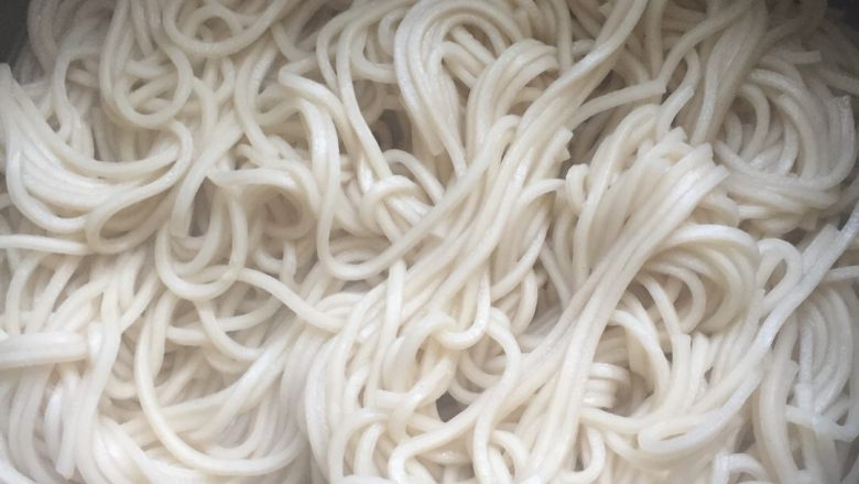 地方菜 家常简易版~酸汤面,面熟后,捞入碗内