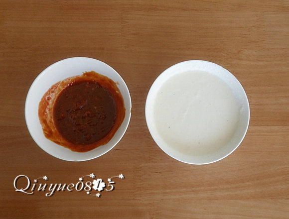 地方菜 煎饼,把三种酱各取适量和匀;往水里加面粉调成面糊,倒面糊时成流线状就可以了,静置十来分钟。