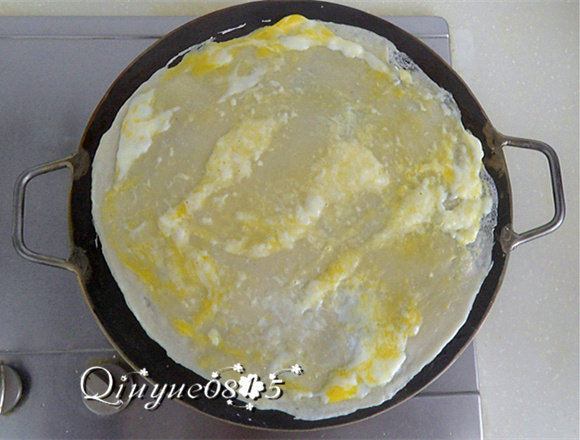 地方菜 煎饼,磕一颗<a style='color:red;display:inline-block;' href='/shicai/ 9'>鸡蛋</a>,用竹蜻蜓摊开