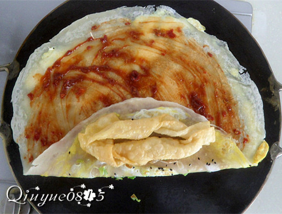 地方菜 煎饼,把排叉或果子放在饼上