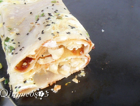 地方菜 煎饼,把饼折叠放在鏊子的边缘,完成。