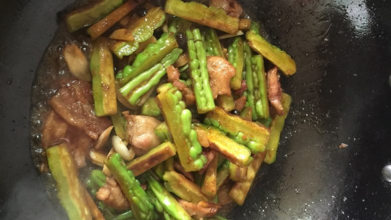 #地方菜#豆豉烧苦瓜,苦瓜翻炒一会后,加入盐、老抽、生抽再翻炒。在烧的过程中,再加入适量的红椒。注意:在烧的时候可以加几次水来烧苦瓜,但每次加水的量不能多,多了味道就不好了!