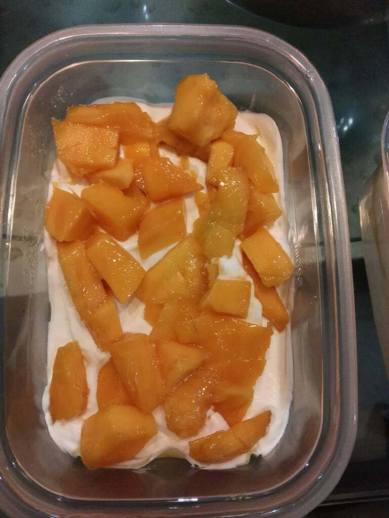 水果千层,最下面放三层面皮,加一层奶油,再加上水果,在水果上再加点奶油,继续如此做几层,一层面皮一层奶油一层水果。