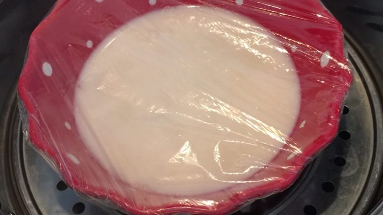 焦糖巧克力双皮奶,蒸锅大火烧开,把碗放进去中火蒸十分钟,再关火焖十分钟。