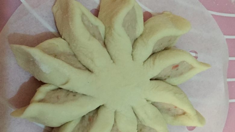 混合果汁花朵馒头,9.再把每一个花瓣用食指和拇指捏尖尖的花瓣状