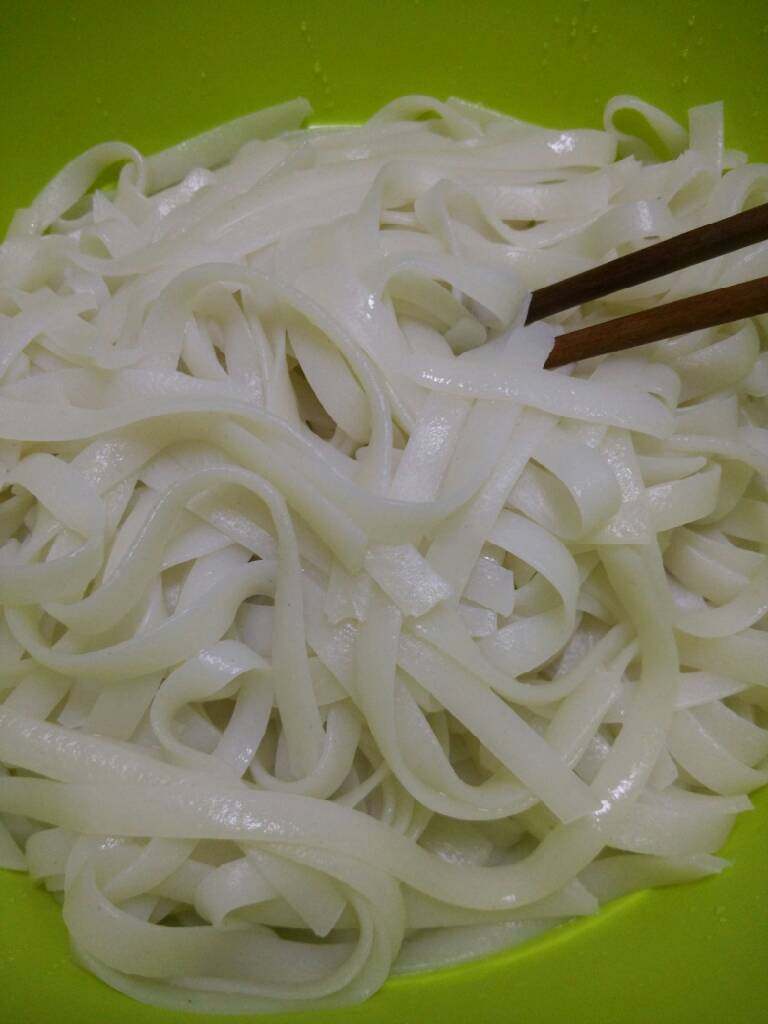 地方菜 干炒牛河,捞起过凉水,用点油拌一下