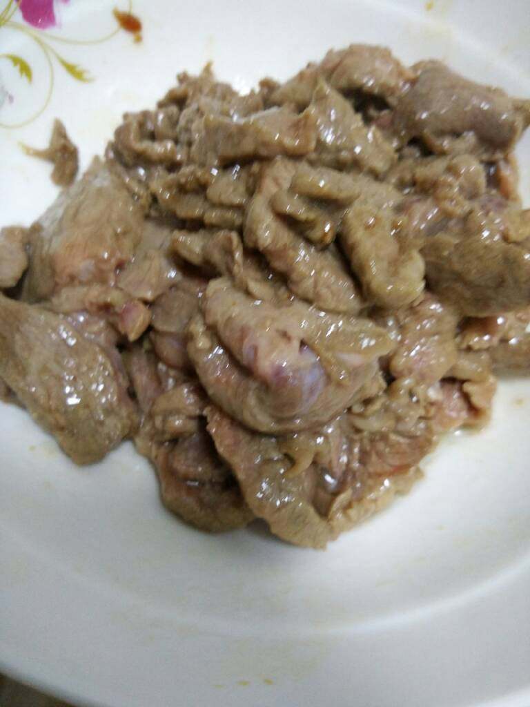 地方菜 干炒牛河,牛肉大火滚油炒至七八分熟,盛起备用