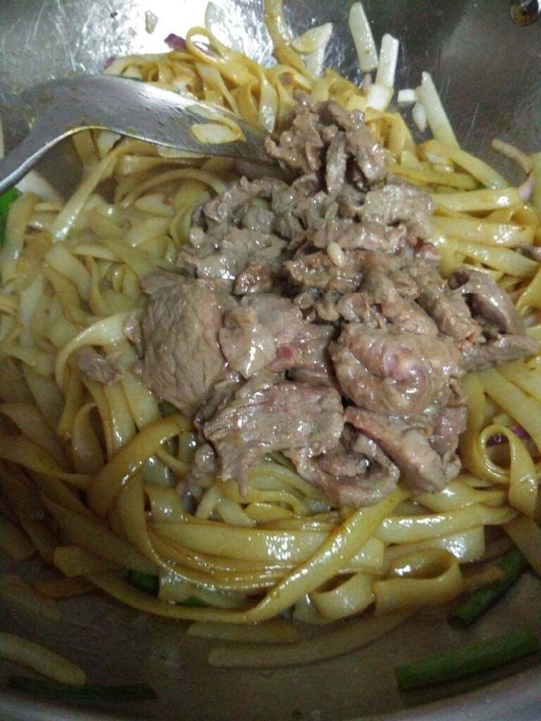 地方菜 干炒牛河,倒入生抽,老抽翻炒均匀,倒入牛肉大火翻炒