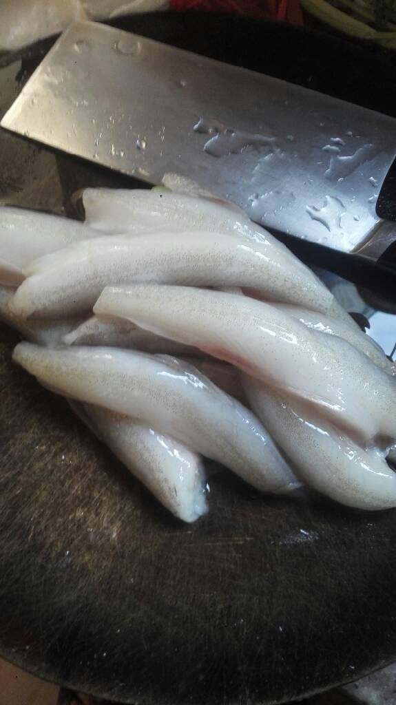 地方菜软鱼葱花蛋,切掉头尾，洗干净