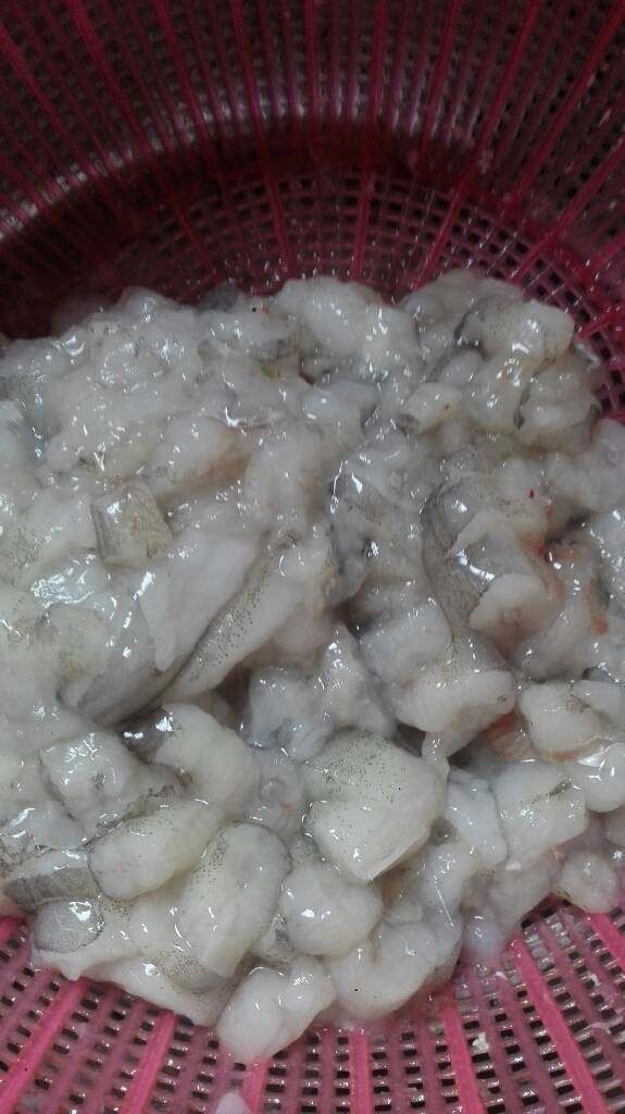 地方菜软鱼葱花蛋,切小块，用盐，淹一下出水