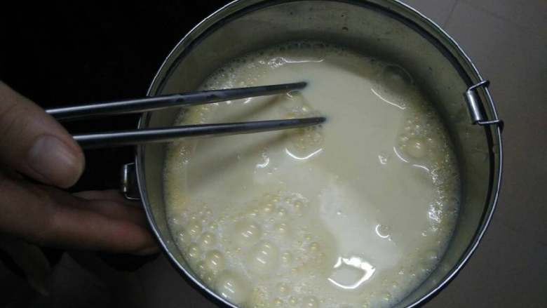 鸡蛋牛奶布丁,<a style='color:red;display:inline-block;' href='/shicai/ 9'>鸡蛋</a>加<a style='color:red;display:inline-block;' href='/shicai/ 10588'>糖</a>，搅拌五分钟，再加<a style='color:red;display:inline-block;' href='/shicai/ 219'>牛奶</a>搅拌五分钟