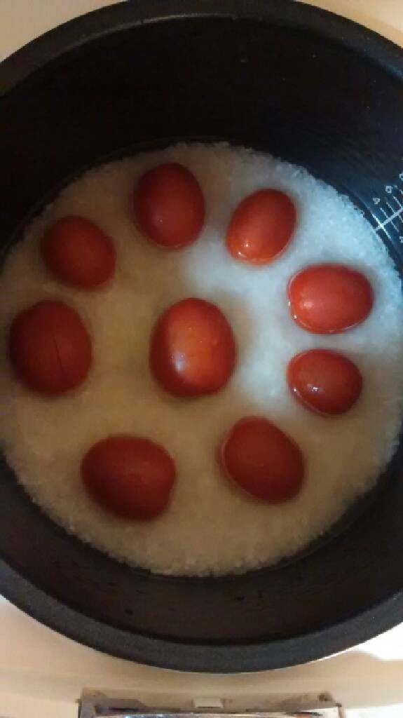 番茄鸡蛋饭,放<a style='color:red;display:inline-block;' href='/shicai/ 3438'>圣女果</a>，饭的水量比平时少放点，因为<a style='color:red;display:inline-block;' href='/shicai/ 3438'>圣女果</a>有水份排出