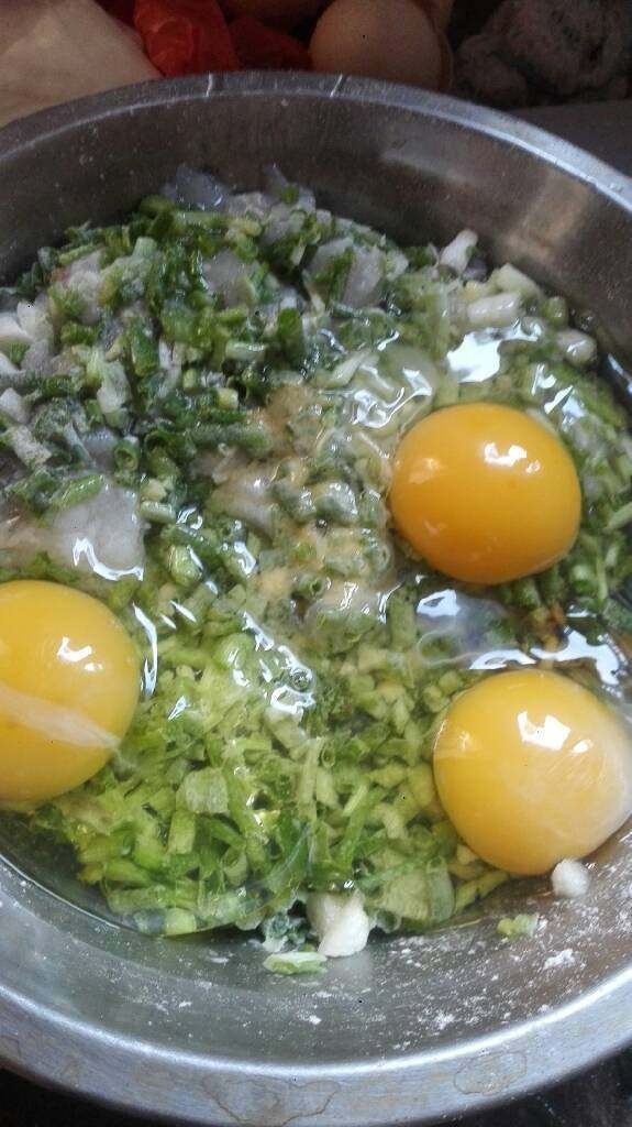 地方菜软鱼葱花蛋,放一点<a style='color:red;display:inline-block;' href='/shicai/ 813'>鸡粉</a>，<a style='color:red;display:inline-block;' href='/shicai/ 692'>酱油</a>，<a style='color:red;display:inline-block;' href='/shicai/ 9'>鸡蛋</a>，<a style='color:red;display:inline-block;' href='/shicai/ 519'>面粉</a>打散