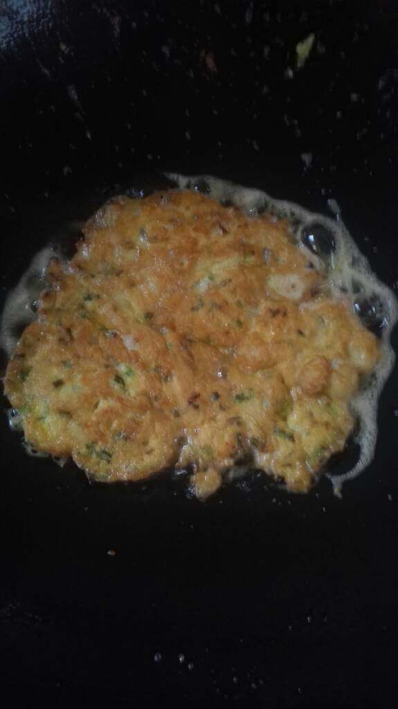 地方菜软鱼葱花蛋,煎成金黄色就可以了