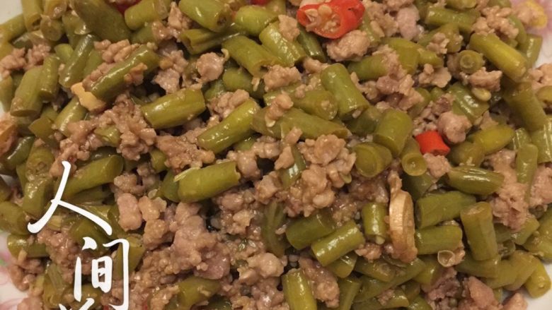 酸豆角炒肉末,1、<a style='color:red;display:inline-block;' href='/shicai/ 37'>姜</a>切片，下油锅爆香。
2、下肉末炒断生，下<a style='color:red;display:inline-block;' href='/shicai/ 5085'>酸豆角</a>和小米辣。
3、调入蚝油、酱油、盐适量，炒熟即可出锅。
