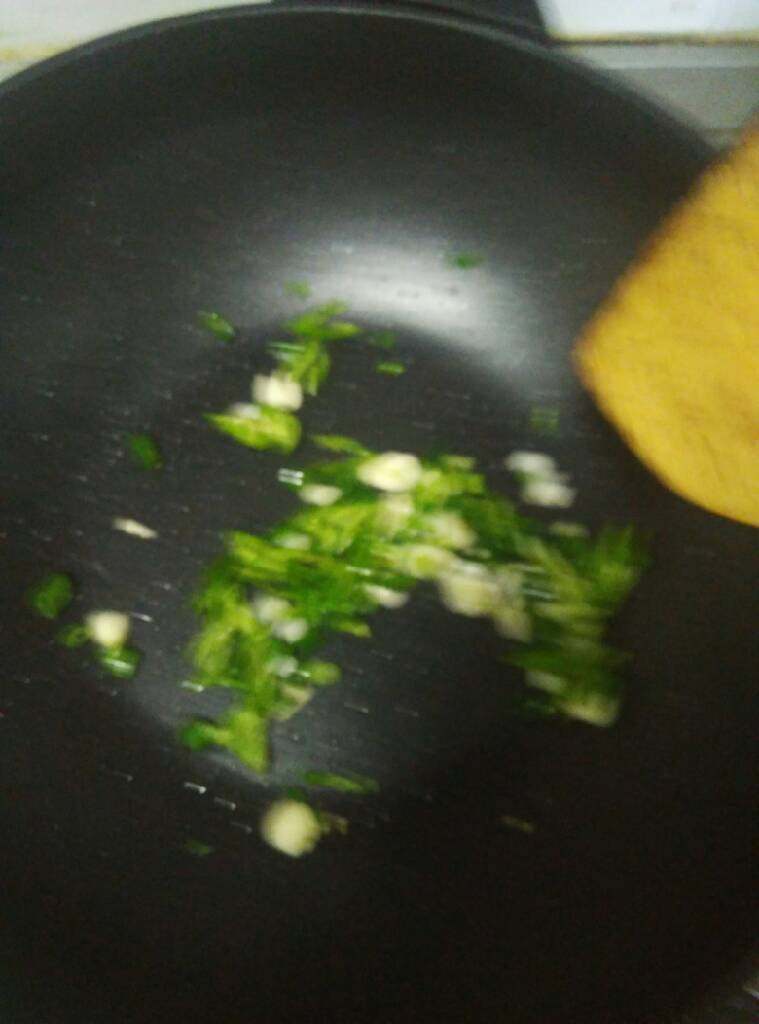 炒凉粉,少量的油,炝炒葱和蒜,青椒,炒香变色!