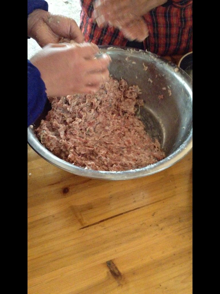 大米猪肉丸子,下一步把搅拌均匀的猪肉搓成丸子。