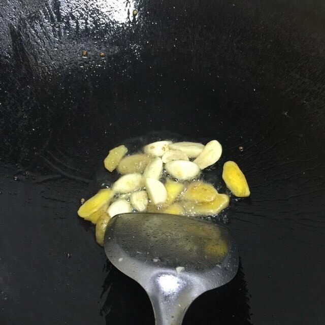 #地方菜#嘉兴的春笋焖鸭,起油锅爆香姜红辣椒。大红辣椒下锅煸 。煸一会捞起放盘子备用