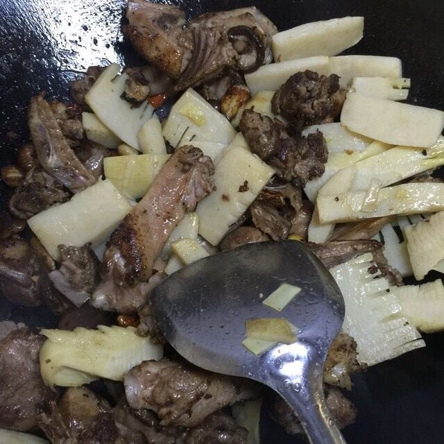 #地方菜#嘉兴的春笋焖鸭,鸭肉下锅煸炒至水分收干。再放入春笋 煸炒