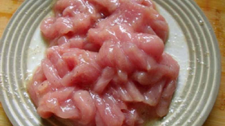 糖醋里脊,按肉块纹理切成3厘米×0.5厘米左右条状