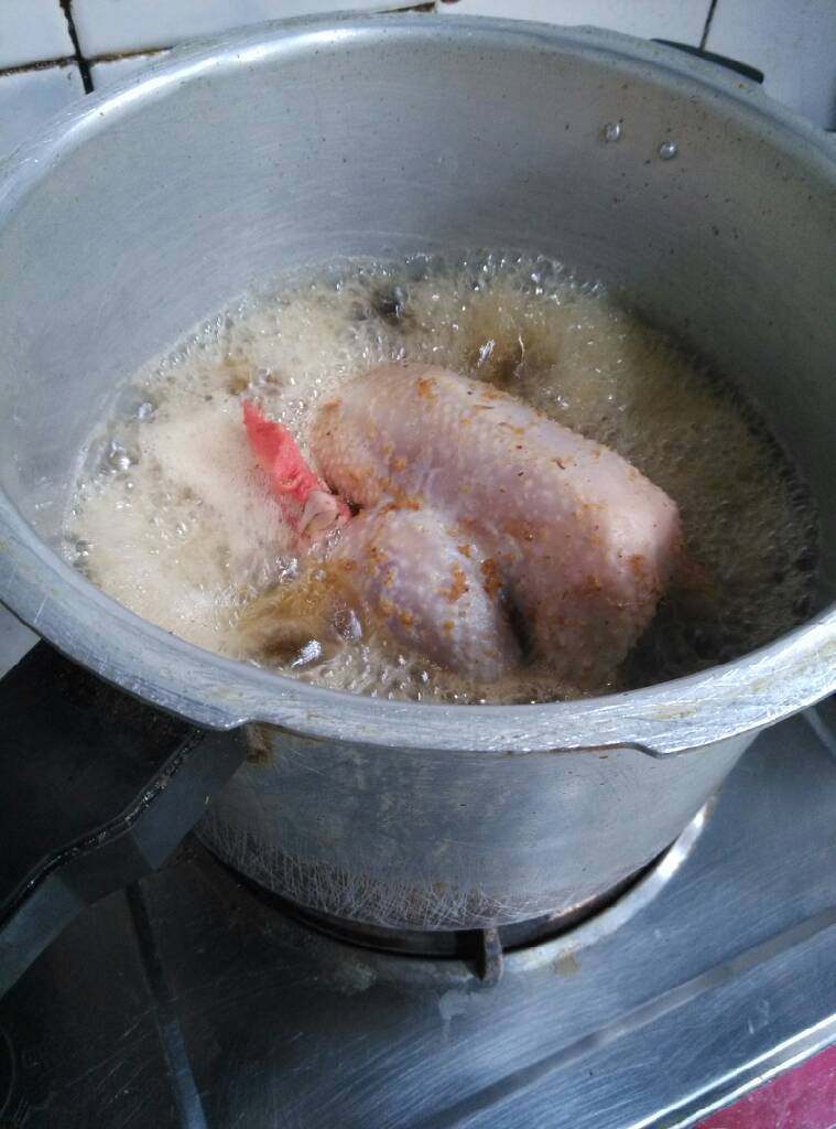 地方菜 潮汕南姜炸鸡,高压锅倒入油(能没过鸡就行),等油温上来把腌好的鸡放进去