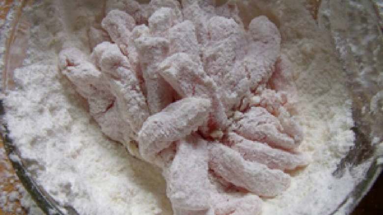 糖醋里脊,肉条里加准备好的<a style='color:red;display:inline-block;' href='/shicai/ 720'>胡椒粉</a>，一个<a style='color:red;display:inline-block;' href='/shicai/ 9'>鸡蛋</a>，<a style='color:red;display:inline-block;' href='/shicai/ 519'>面粉</a>和淀粉均匀搅拌，上浆，劲量挂浆裹厚一点。