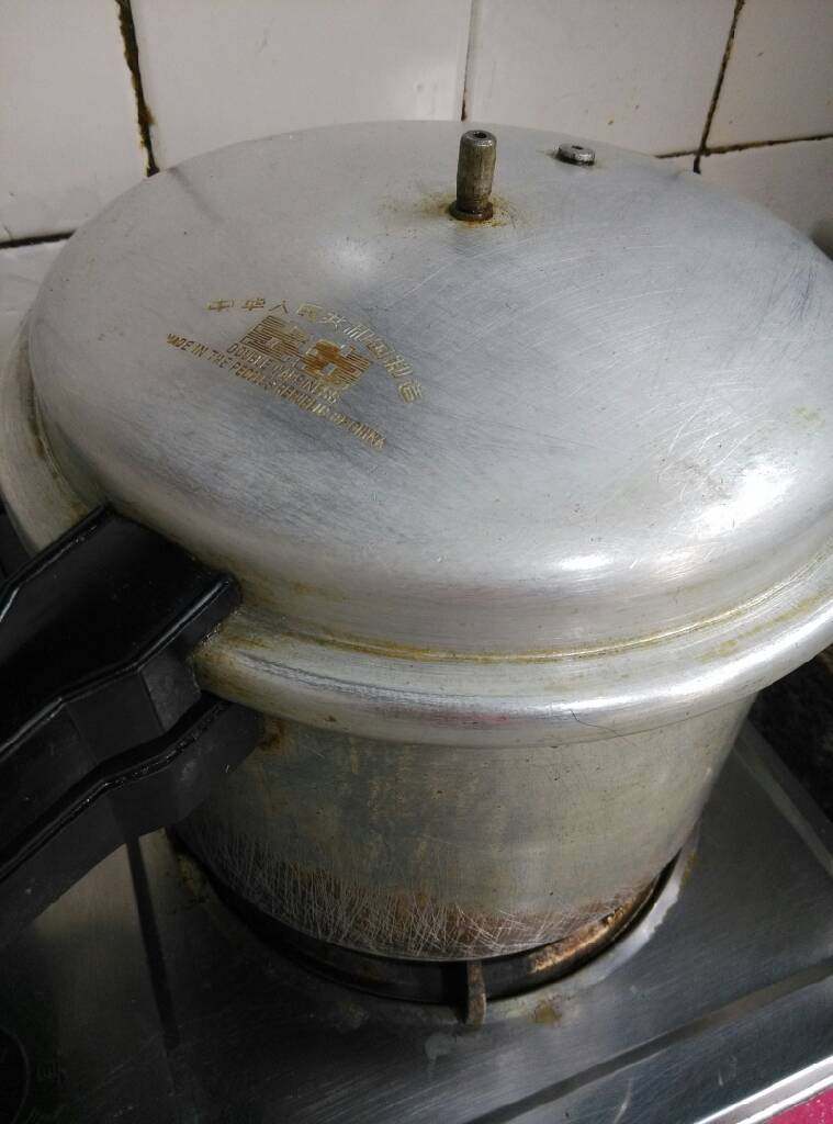 地方菜 潮汕南姜炸鸡,盖上盖子,大火炸15分钟左右(小点的鸡10分钟左右)后关火,这时还不能打开盖子,要多等10分钟才能打开(要让里面的余热把鸡炸透)