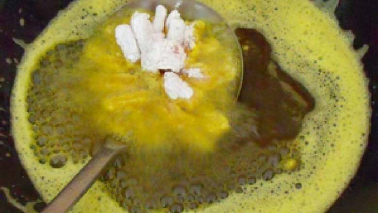 糖醋里脊,起油锅,将油烧至70度左右,用筷子逐个放入肉条,这样做好后会比较好看,尤其是新手,同一力度火,将肉条炸熟,用滤网将肉条捞出,大火升高油温,200度左右,也就是油似乎快要冒烟时,再次倒入炸熟的肉条,十秒左右捞出,这样口感较脆。