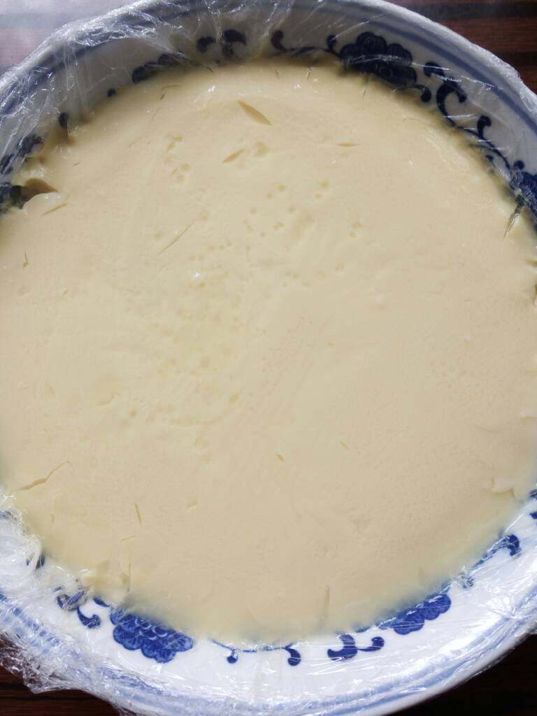 地方菜――鸡蛋豆腐,蒸好的鸡蛋豆腐放凉,在冰箱冷藏后凉拌,做汤都可以,也可以现做现吃。