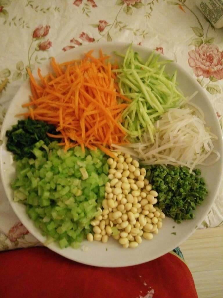 炸酱面,全部菜码摆盘