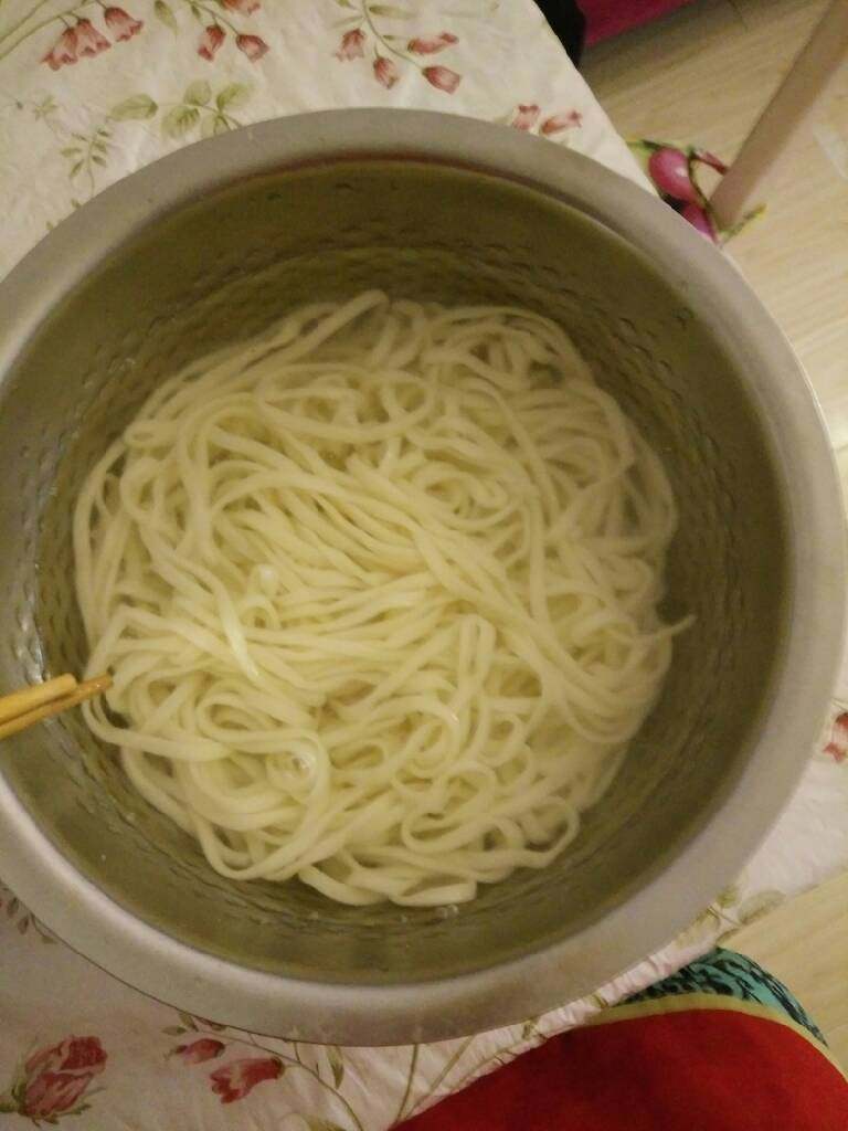 炸酱面,另起锅开水加少许盐,煮面