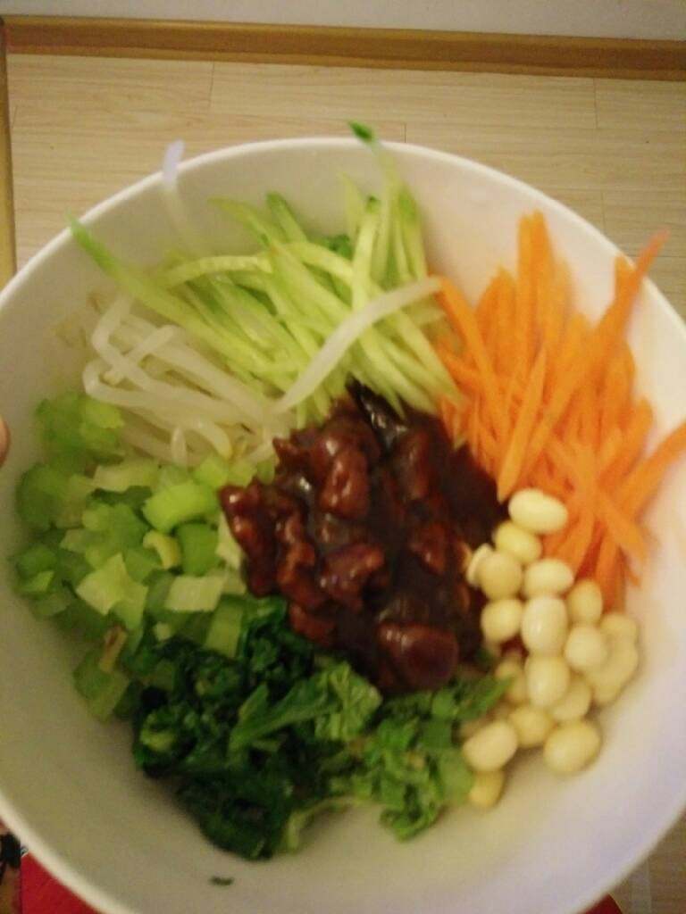 炸酱面,煮好的面条,放上菜码、肉丁酱、蒜汁