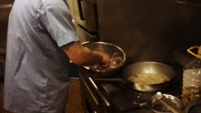 家常水煮鱼,放入鱼肉别炖太久鱼肉会碎。