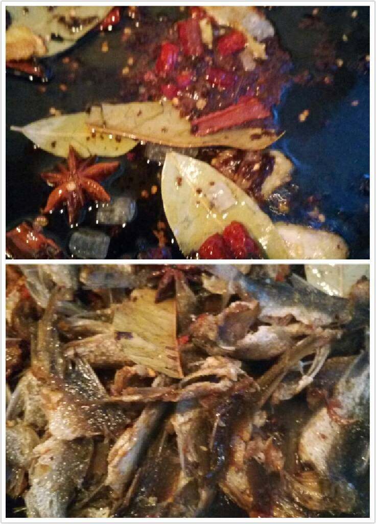 地方菜――安徽麻辣小鱼干,锅里留底油,把桂皮,香叶,花椒,干辣椒,冰糖下入炒出香味,在把鱼干倒入,加料酒,蚝油,盐,辣椒粉用中小火翻炒。