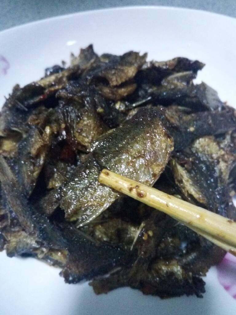 地方菜――安徽麻辣小鱼干,炒至每一个小鱼干都均匀的裹上汤汁即可装盘,然后在微波炉里高火分次打两分钟(是为了鱼干更有嚼劲)