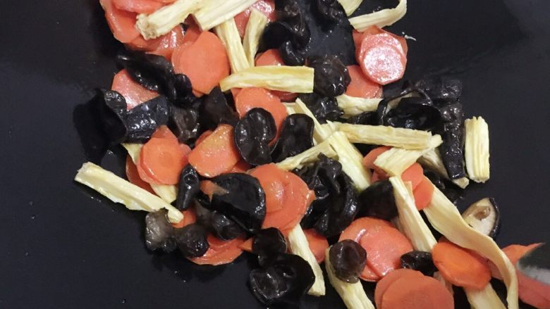 五花菜,萝卜炒一会后加入<a style='color:red;display:inline-block;' href='/shicai/ 468'>腐竹</a>和刚才的木耳香菇