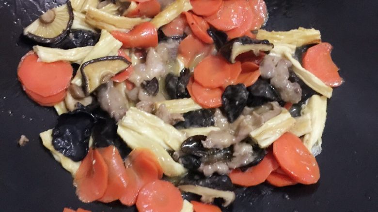 五花菜,下入猪肉一起炒 倒水焖熟即可

猪肉事先要加入糖 盐 生粉搅拌腌制15分钟