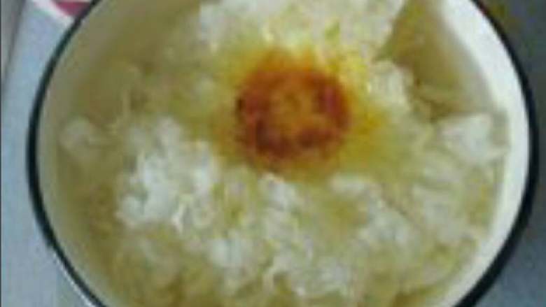 紫薯银耳粥,<a style='color:red;display:inline-block;' href='/shicai/ 232'>银耳</a>放水里浸泡约二十分钟。