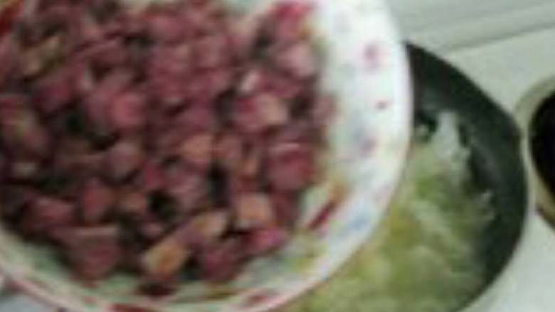 紫薯银耳粥,先用大火将米煮半熟，（夹生就行）让后把准备好的<a style='color:red;display:inline-block;' href='/shicai/ 2643'>紫薯</a>和银耳放入。改小火煮！！！